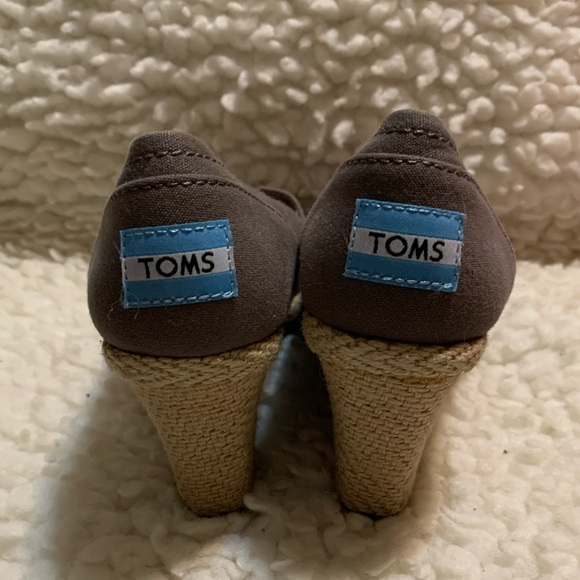 Toms Grey Wedge Sandal, size 6 - Picture 5 of 7